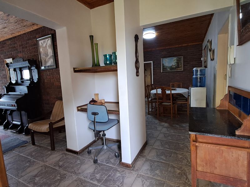 Warm & Welcoming Family Home with Space, Comfort and Country Charm in Leslie - Photo 5