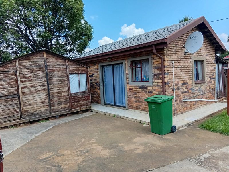 Well-maintained family home in a peaceful neighborhood. - Photo 4