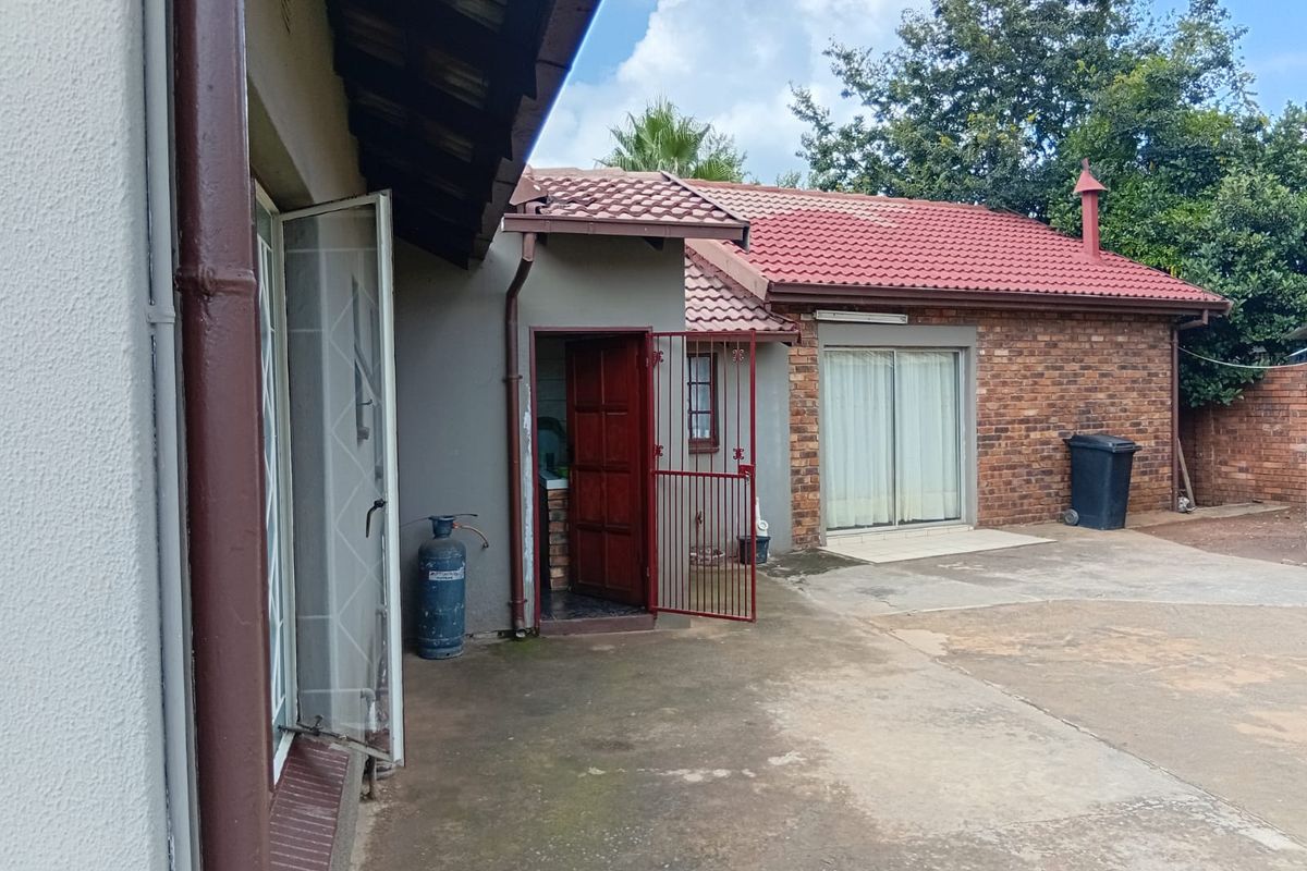 Well-maintained family home in a peaceful neighborhood. - Photo 5