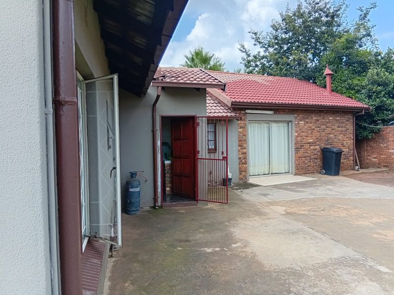 Well-maintained family home in a peaceful neighborhood. - Photo 5