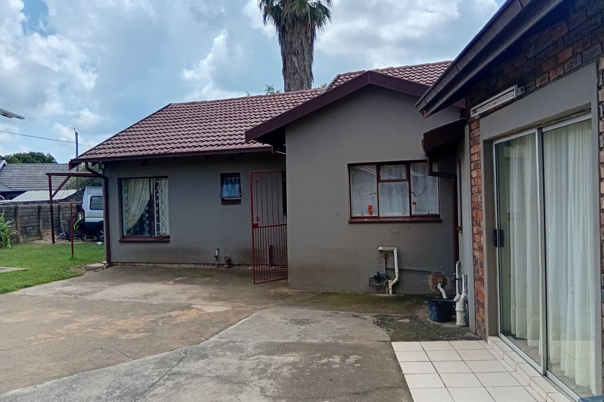 Well-maintained family home in a peaceful neighborhood. - Photo 3