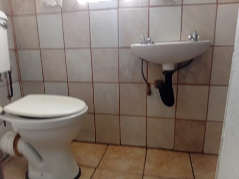 Well-maintained family home in a peaceful neighborhood. - Photo 9