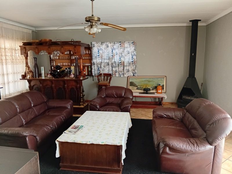 Well-maintained family home in a peaceful neighborhood. - Photo 8