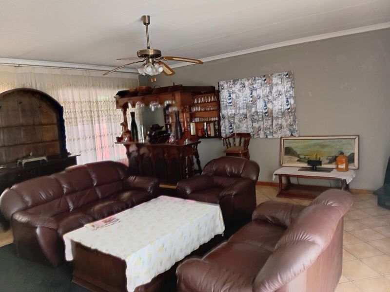 Well-maintained family home in a peaceful neighborhood. - Photo 7