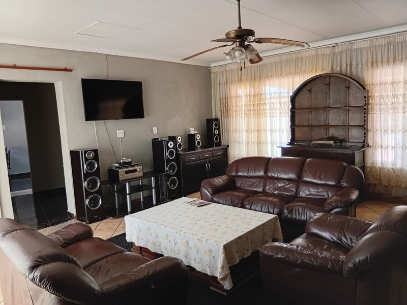 Well-maintained family home in a peaceful neighborhood. - Photo 6