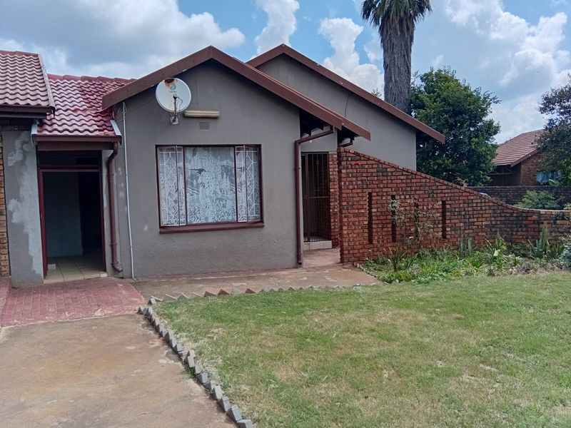 Well-maintained family home in a peaceful neighborhood. - Photo 2