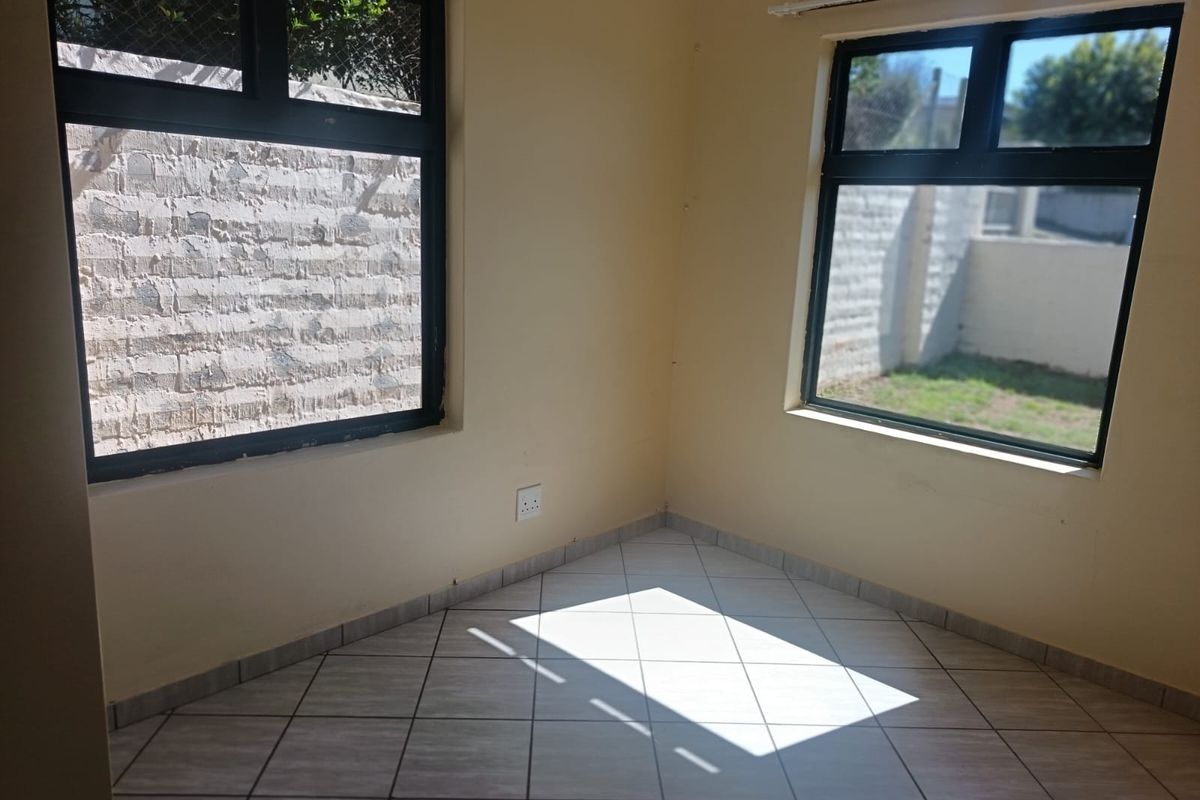 3 Bedroom 2 Bathroom house in Umlele Heights - Photo 5