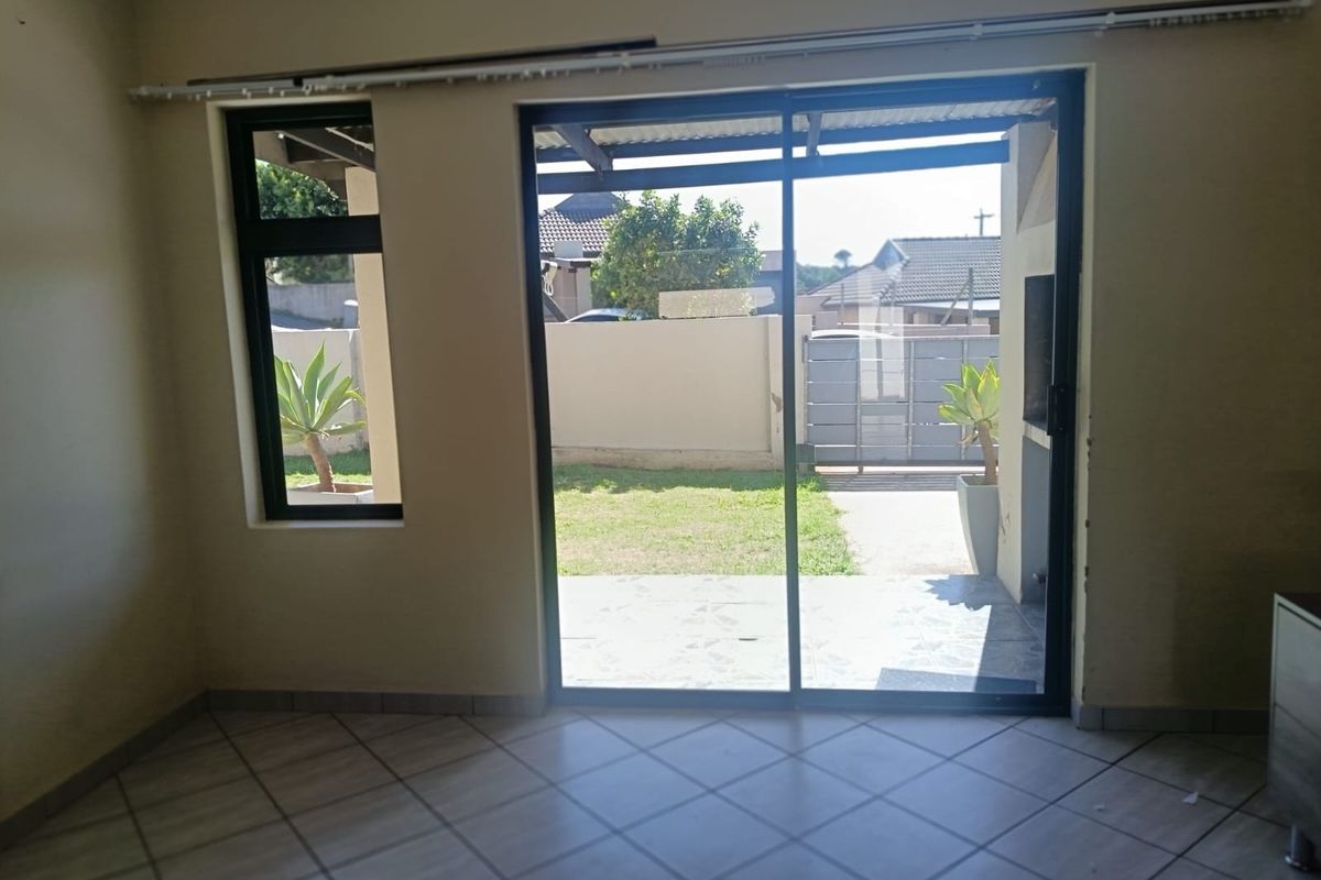 3 Bedroom 2 Bathroom house in Umlele Heights - Photo 3