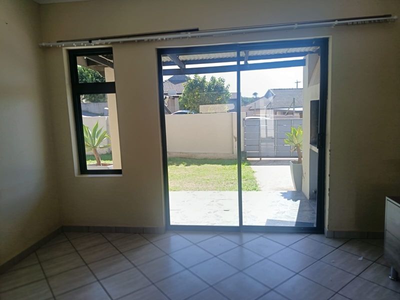 3 Bedroom 2 Bathroom house in Umlele Heights - Photo 3