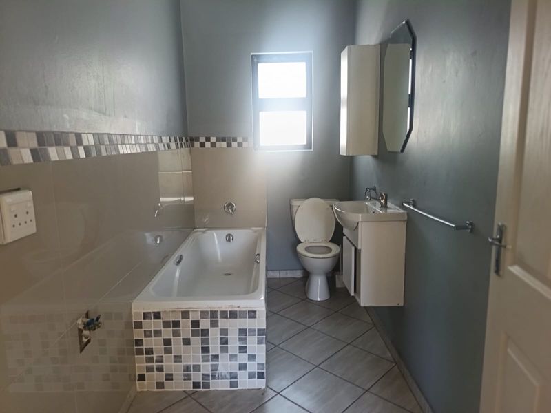 3 Bedroom 2 Bathroom house in Umlele Heights - Photo 9