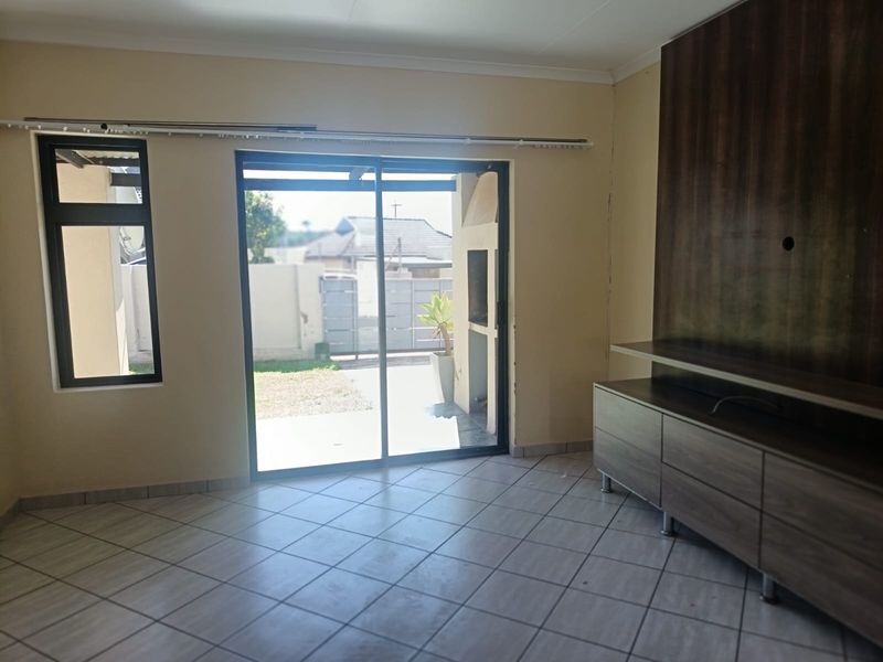 3 Bedroom 2 Bathroom house in Umlele Heights - Photo 6