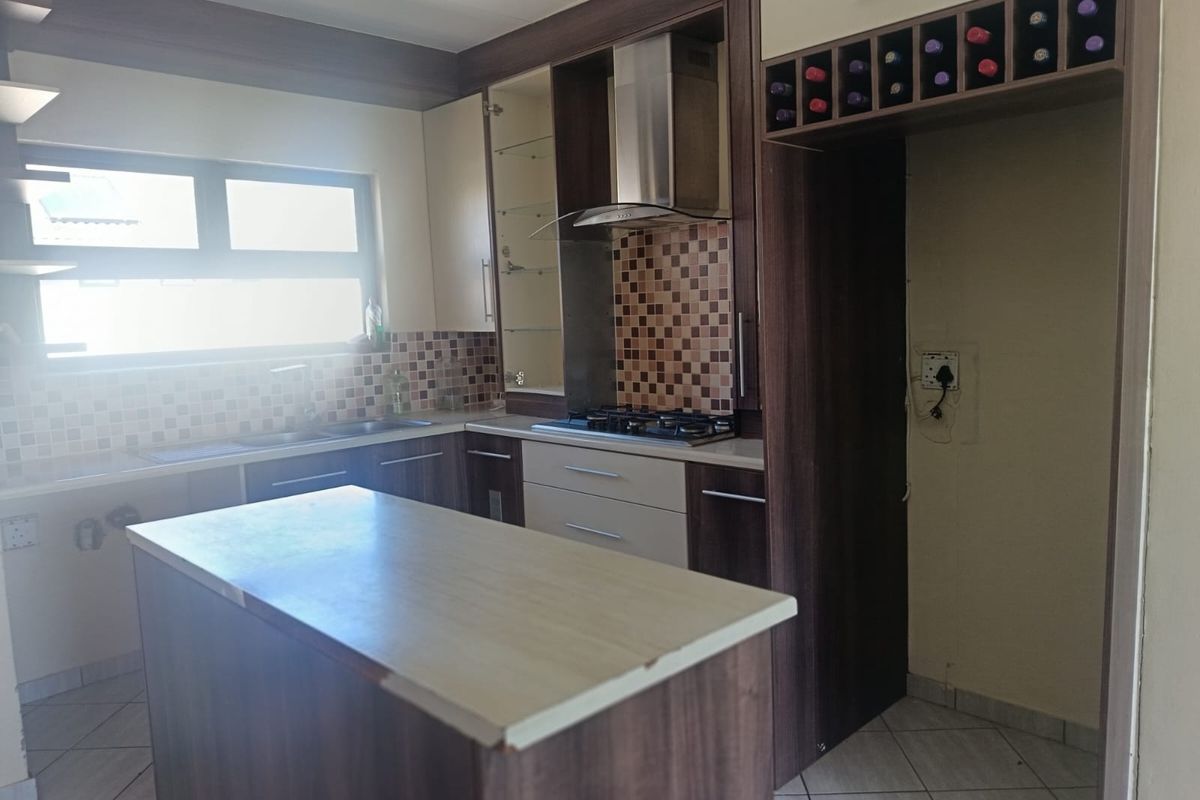 3 Bedroom 2 Bathroom house in Umlele Heights - Photo 4