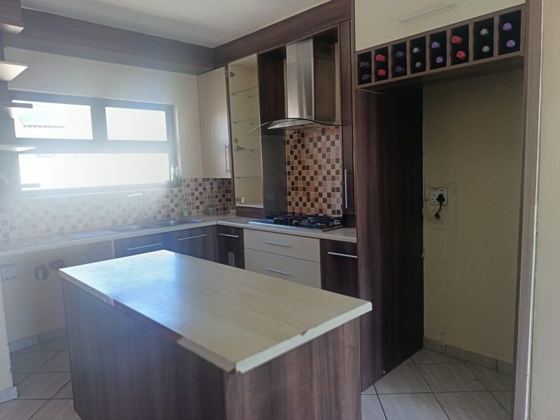 3 Bedroom 2 Bathroom house in Umlele Heights - Photo 4