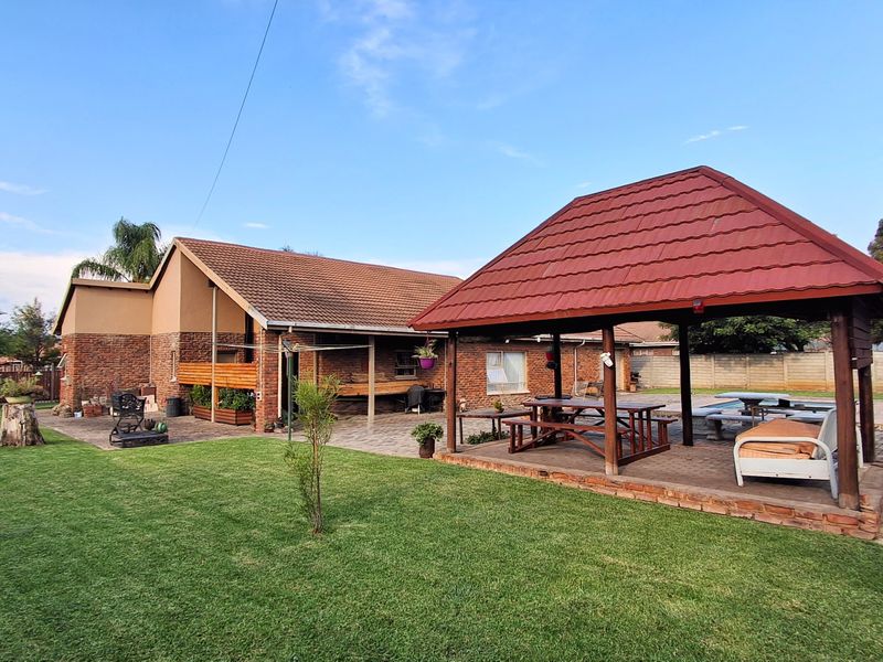 Lovely 3-Bedroom Family Home for Sale in Brits! - Photo 1