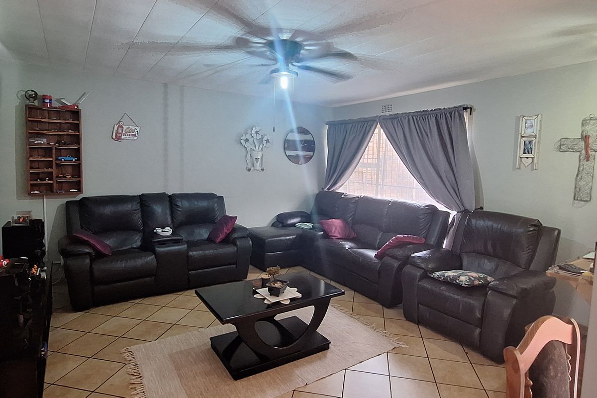 THREE BEDROOM TOWNHOUSE IN CE 3!! - Photo 2