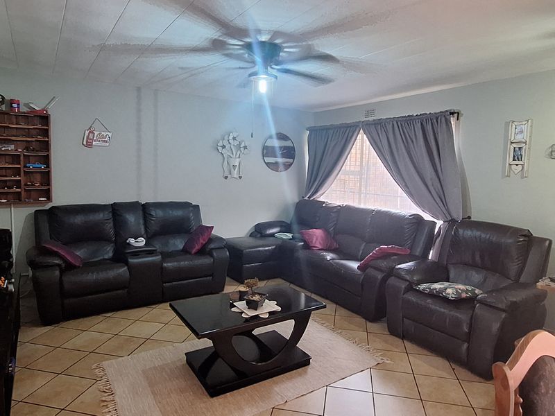 THREE BEDROOM TOWNHOUSE IN CE 3!! - Photo 2