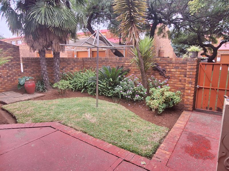 THREE BEDROOM TOWNHOUSE IN CE 3!! - Photo 8