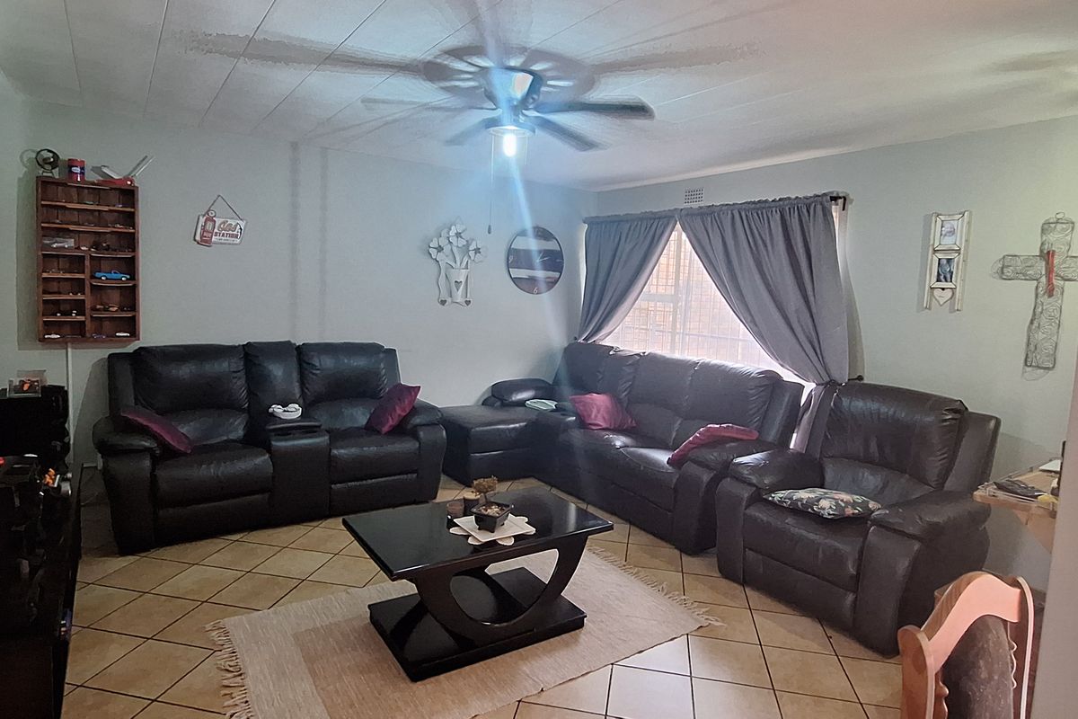 THREE BEDROOM TOWNHOUSE IN CE 3!! - Photo 3