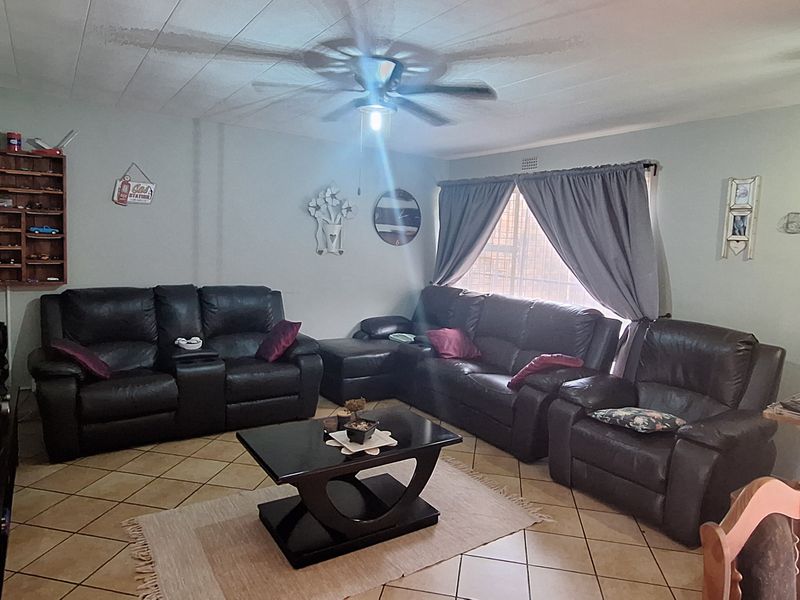 THREE BEDROOM TOWNHOUSE IN CE 3!! - Photo 3