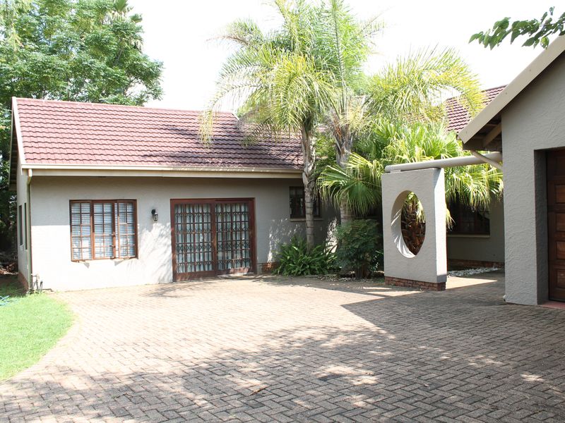 Stunning home in Brackenhurst, Alberton, perfect for spacious family living! - Photo 2