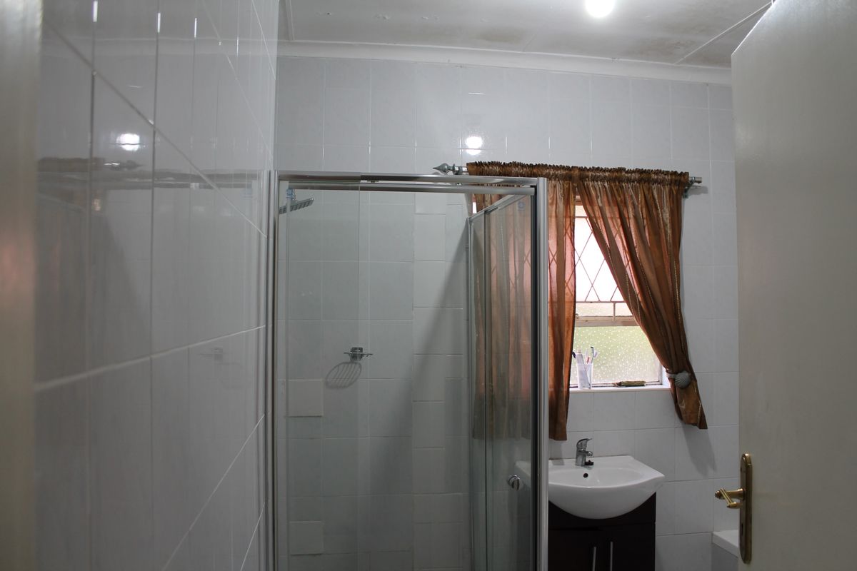 Stunning home in Brackenhurst, Alberton, perfect for spacious family living! - Photo 5