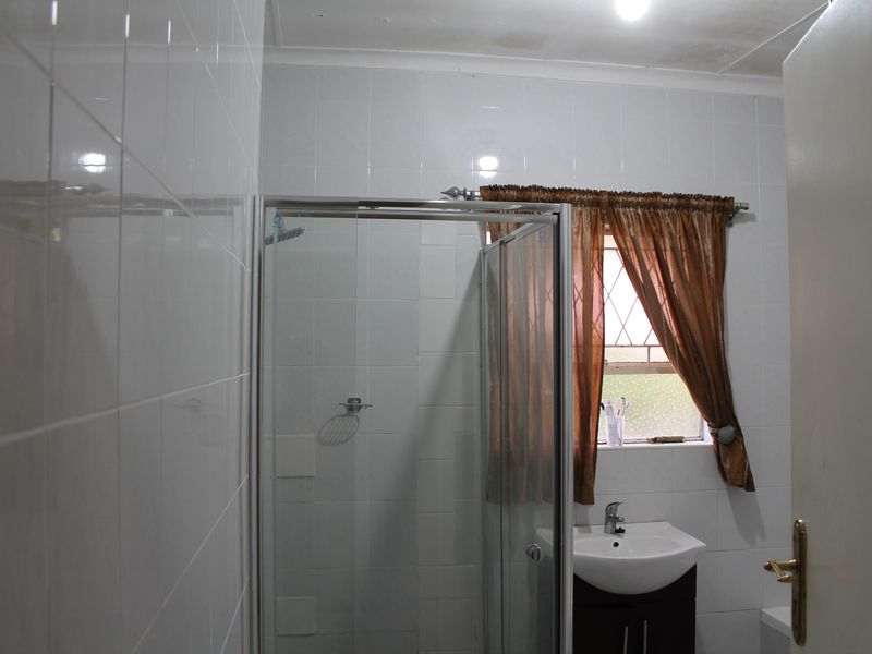 Stunning home in Brackenhurst, Alberton, perfect for spacious family living! - Photo 5