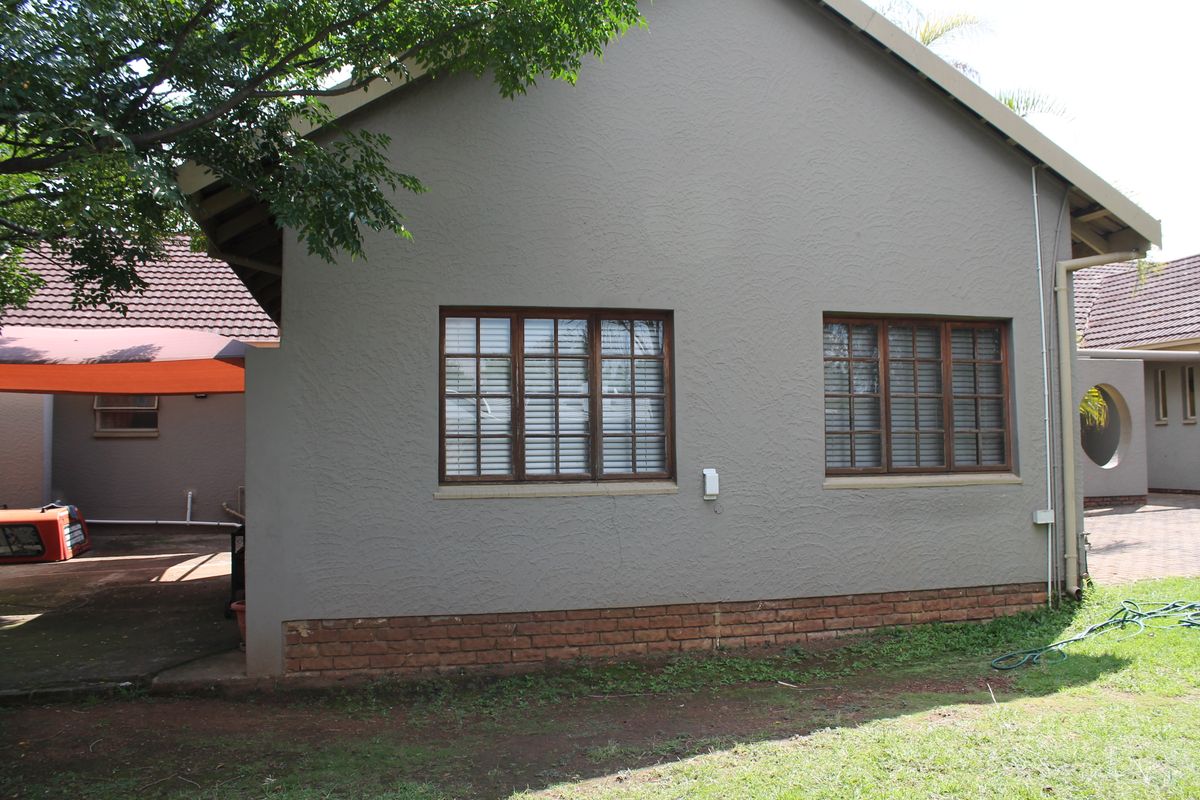 Stunning home in Brackenhurst, Alberton, perfect for spacious family living! - Photo 4