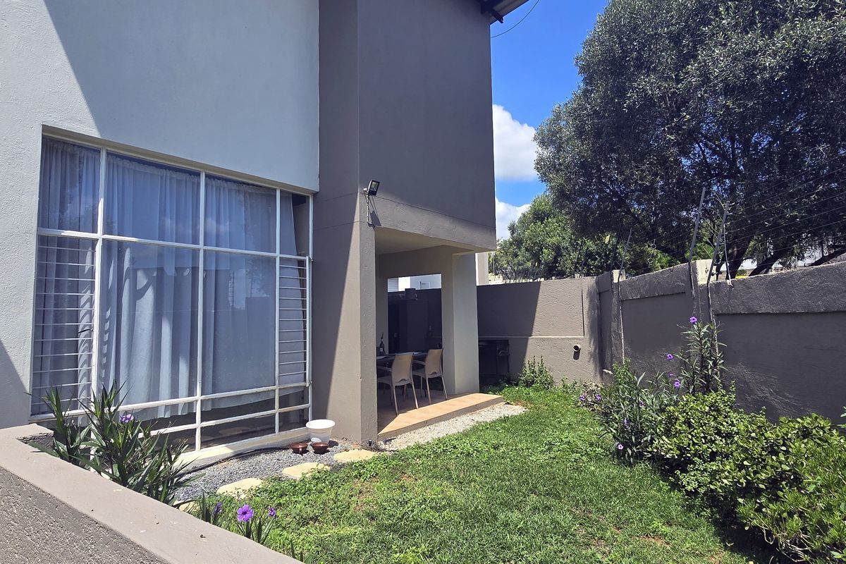 modern 1-bedroom double-storey unit in secure estate close to amenities - Photo 2