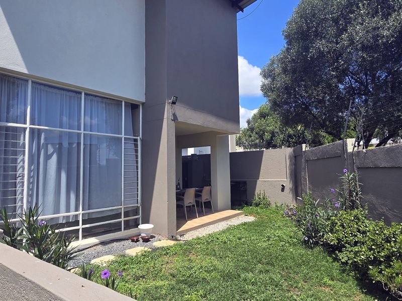 modern 1-bedroom double-storey unit in secure estate close to amenities - Photo 2