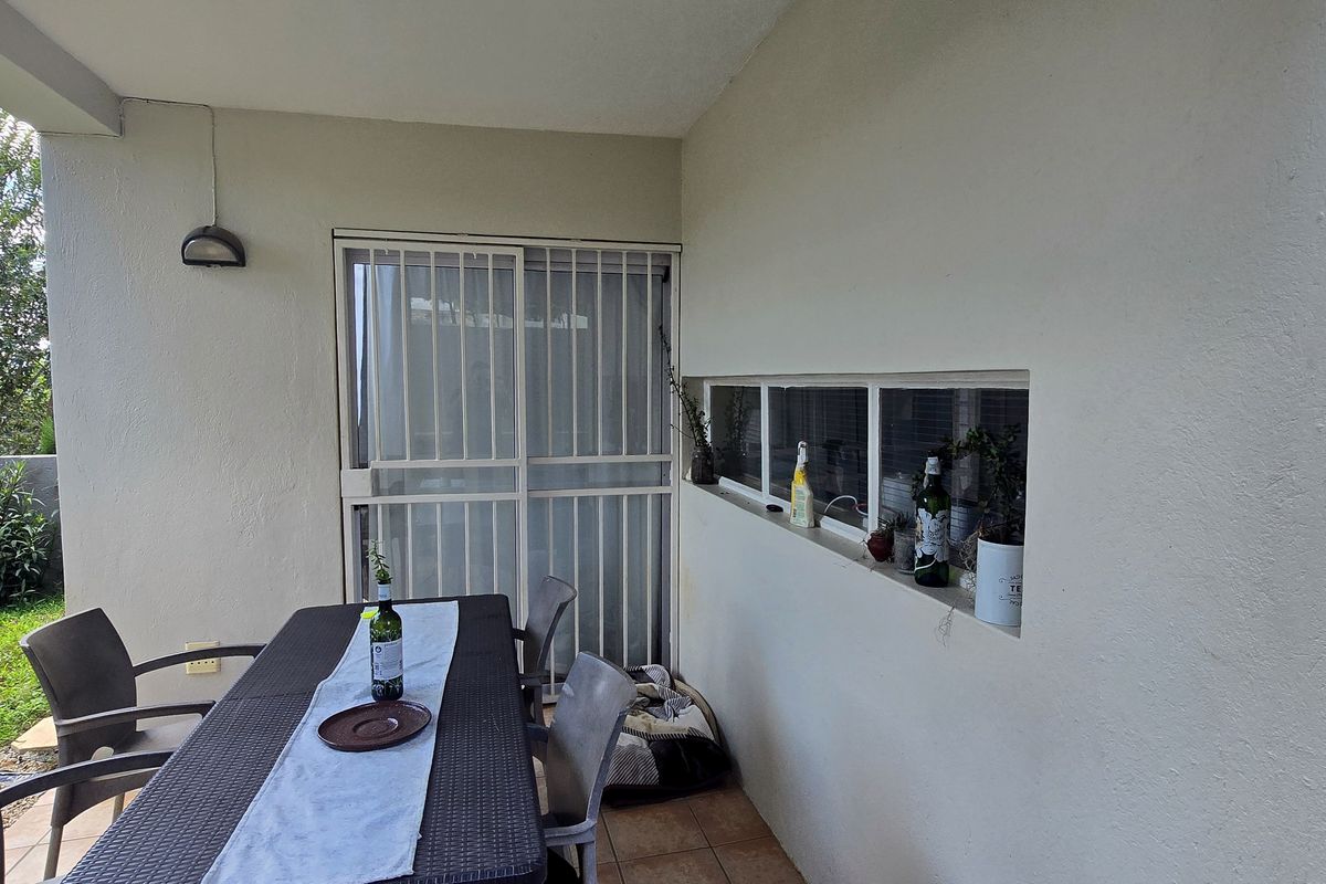modern 1-bedroom double-storey unit in secure estate close to amenities - Photo 4