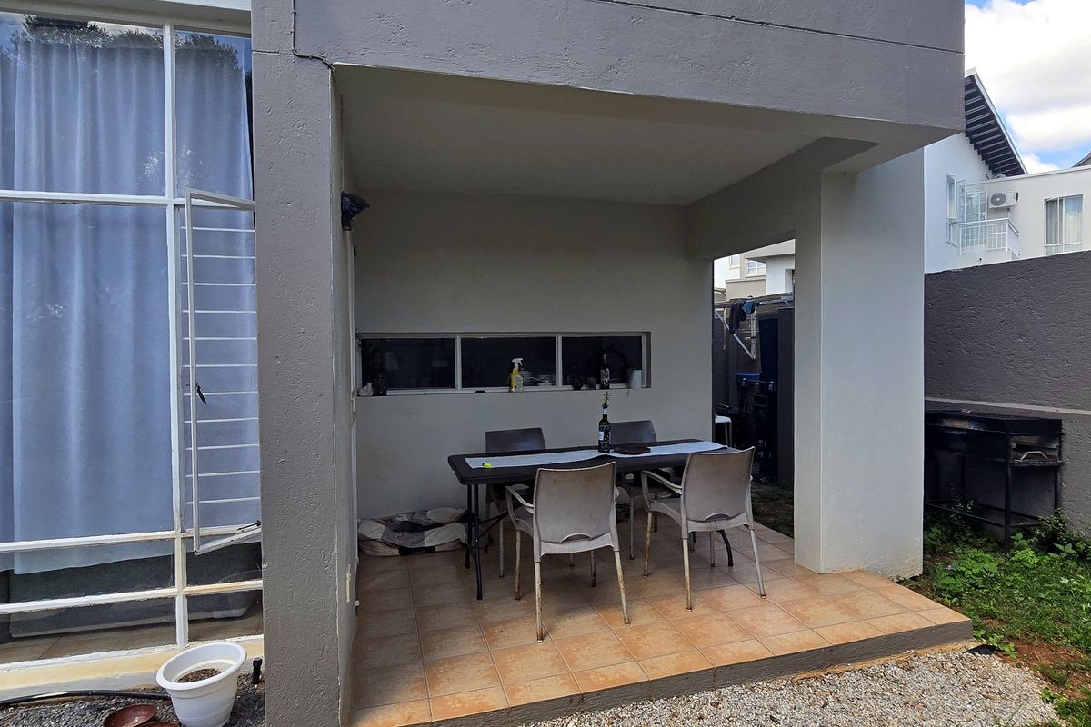 modern 1-bedroom double-storey unit in secure estate close to amenities - Photo 3