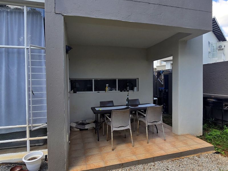 modern 1-bedroom double-storey unit in secure estate close to amenities - Photo 3