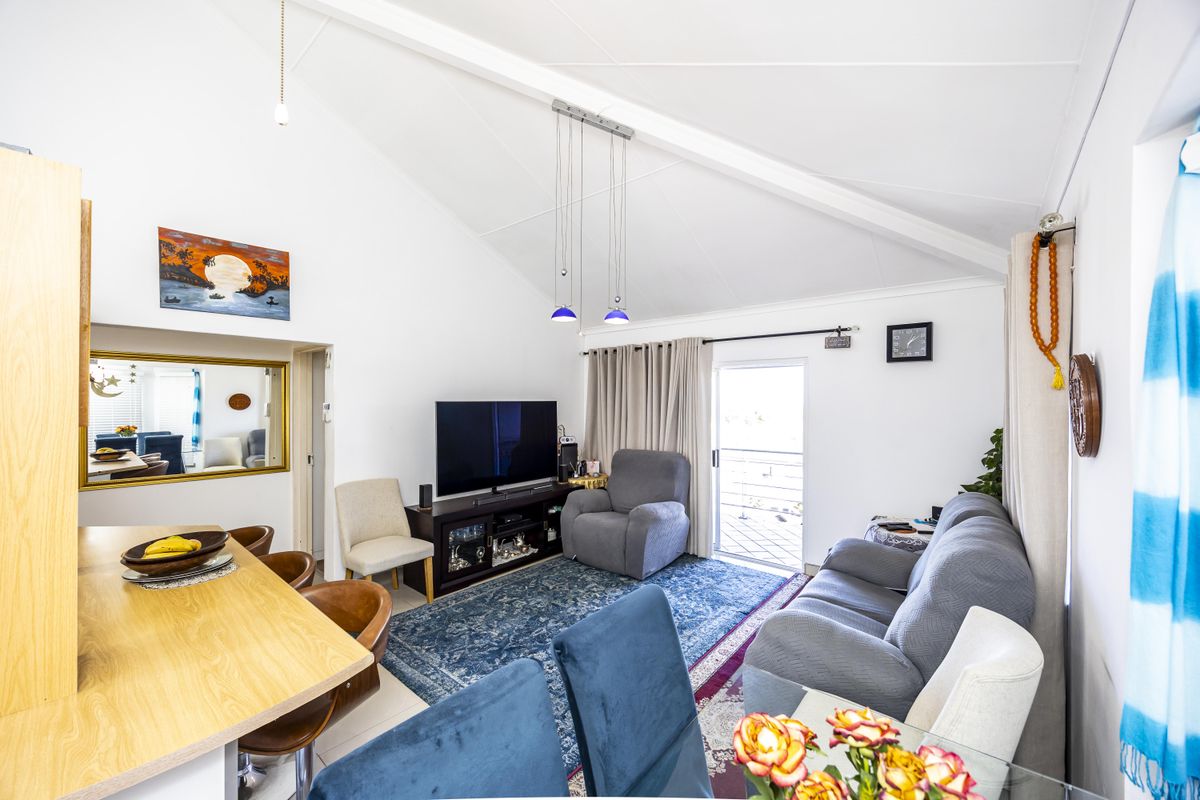 Charming & Secure Townhouse in Prime Selborne Location - Photo 4