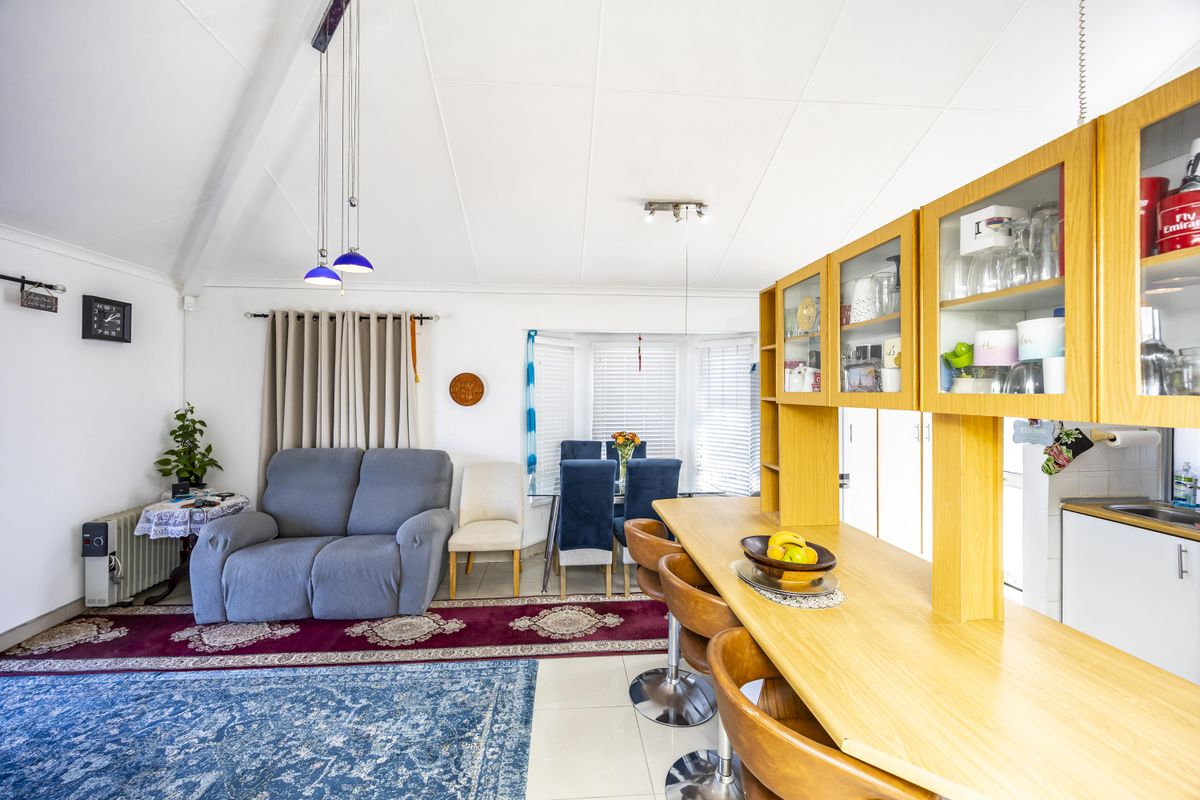 Charming & Secure Townhouse in Prime Selborne Location - Photo 3