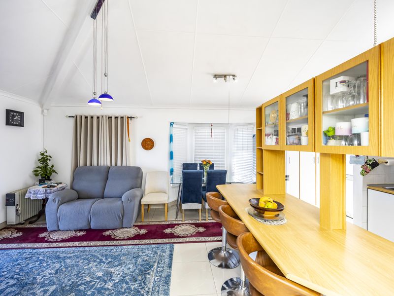 Charming & Secure Townhouse in Prime Selborne Location - Photo 3