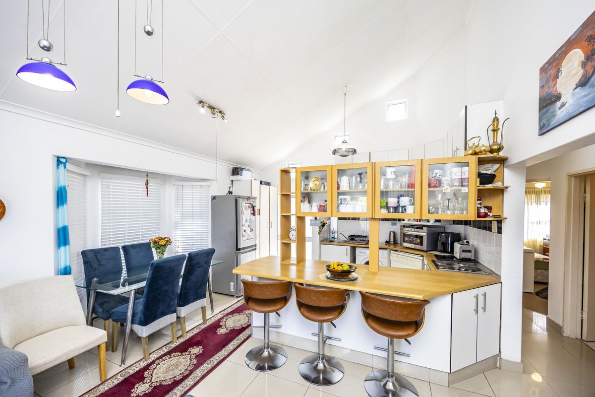 Charming & Secure Townhouse in Prime Selborne Location - Photo 2