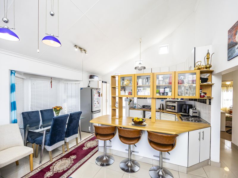 Charming & Secure Townhouse in Prime Selborne Location - Photo 2