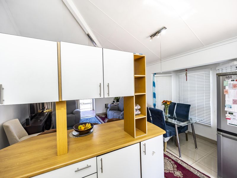 Charming & Secure Townhouse in Prime Selborne Location - Photo 8