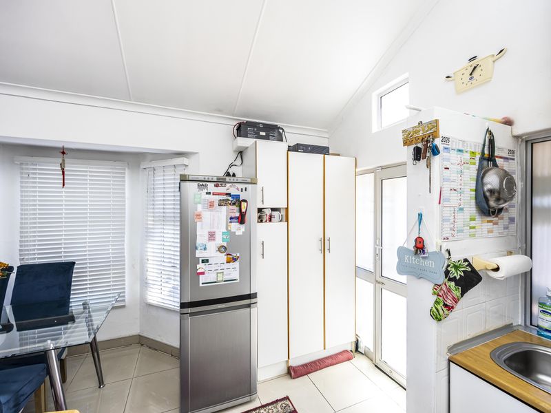 Charming & Secure Townhouse in Prime Selborne Location - Photo 7