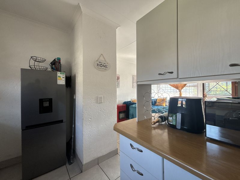 Bright & Welcoming 2-Bedroom Apartment in Rynfield - Photo 4