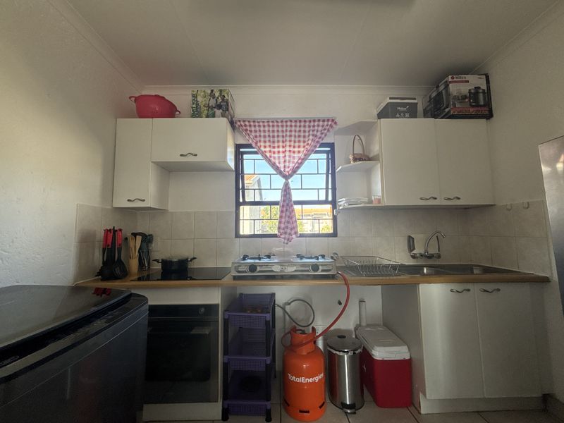 Bright & Welcoming 2-Bedroom Apartment in Rynfield - Photo 5