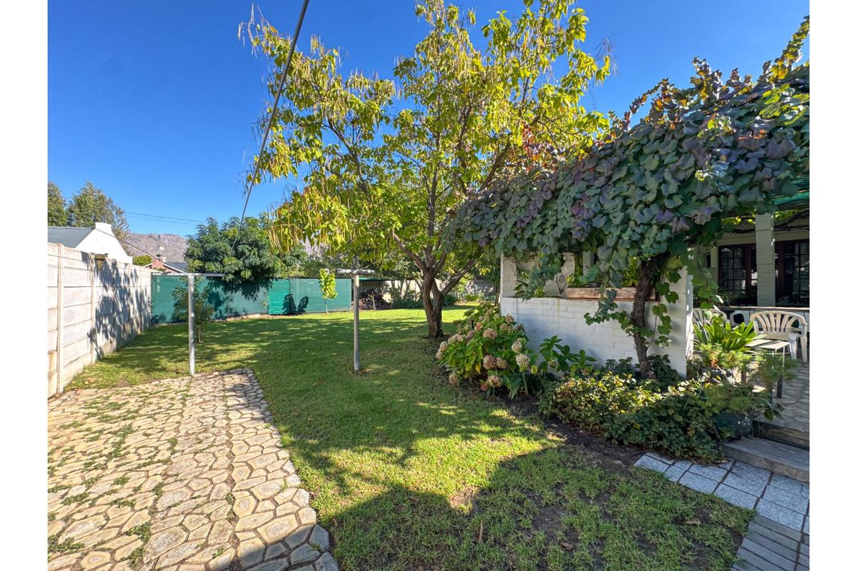 Sole Mandate - Country Living in the Heart of Prince Alfred Hamlet - Photo 5