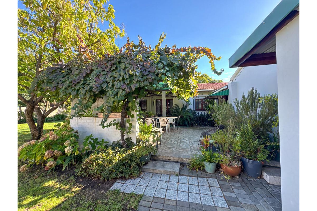 Sole Mandate - Country Living in the Heart of Prince Alfred Hamlet - Photo 2