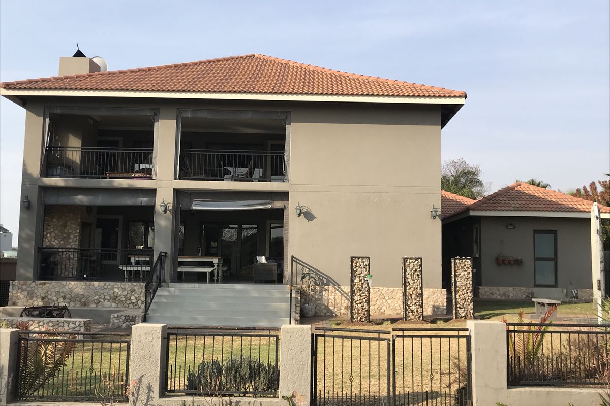 Exquisite Views. Entertainers House in the Golf Estate - Photo 2