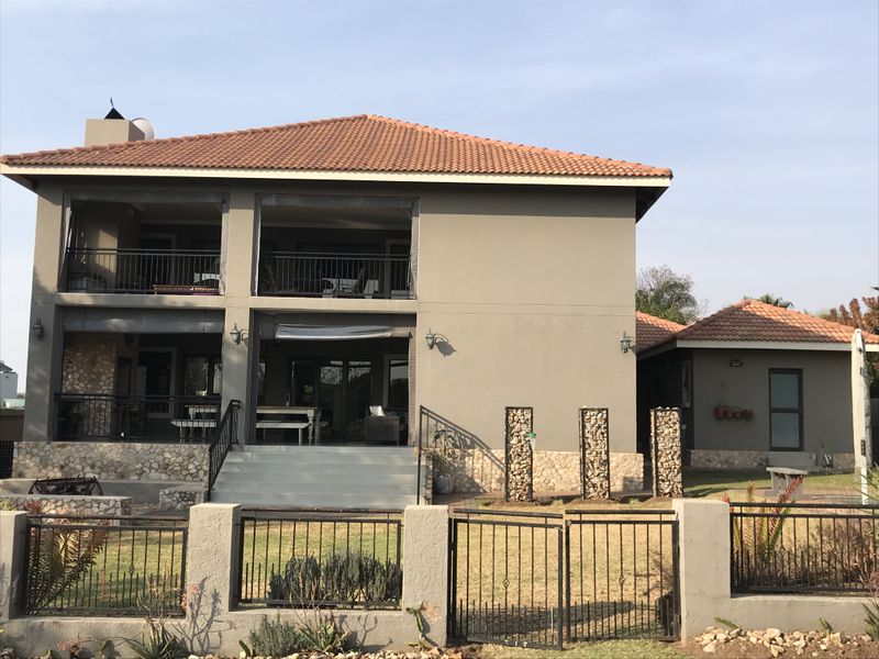 Exquisite Views. Entertainers House in the Golf Estate - Photo 2