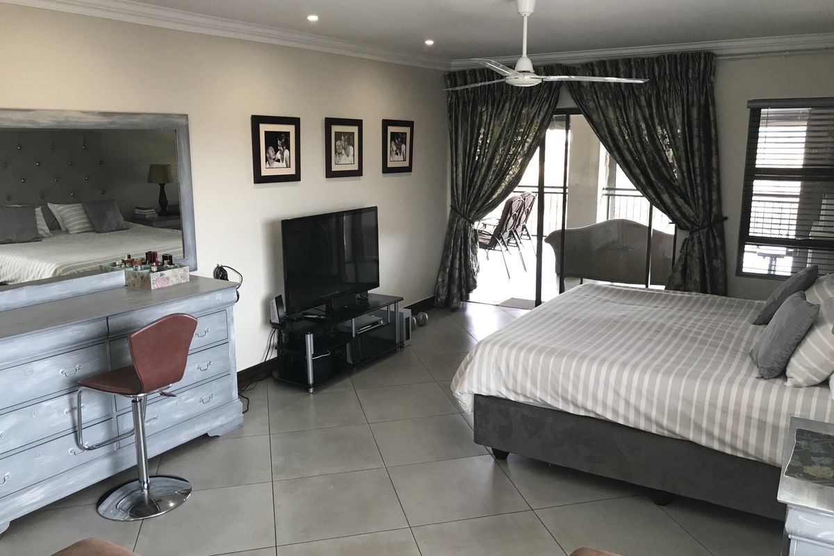 Exquisite Views. Entertainers House in the Golf Estate - Photo 4