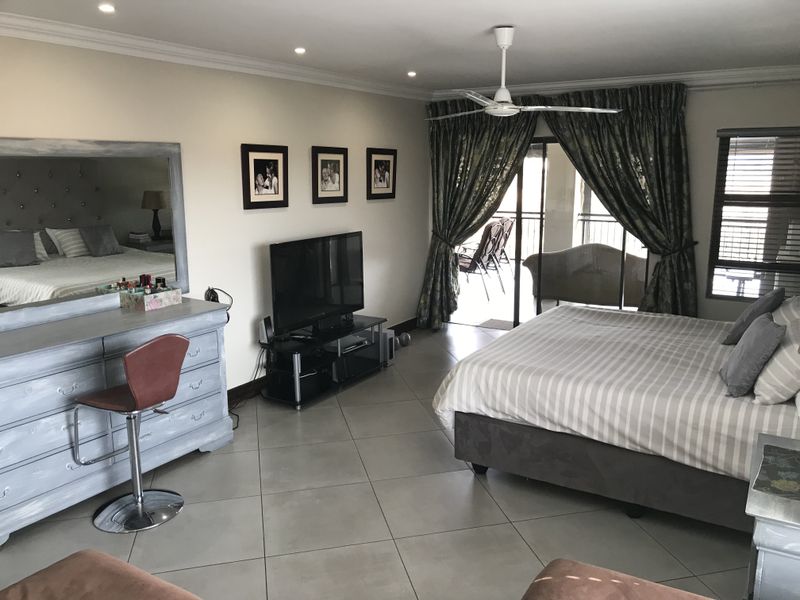 Exquisite Views. Entertainers House in the Golf Estate - Photo 4