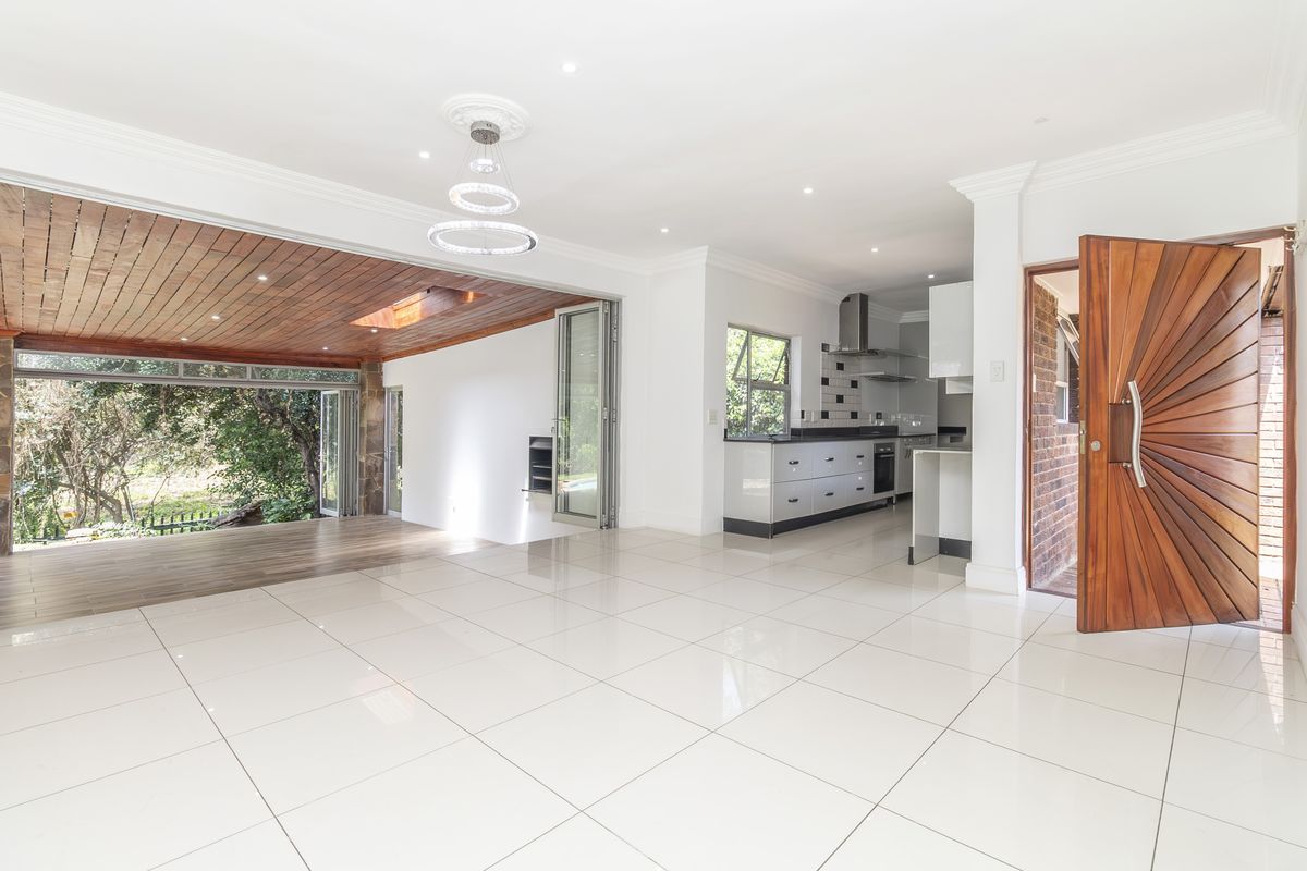 Stylish Renovated Family Home with Entertainer’s Appeal in Prime Paulshof - Photo 2