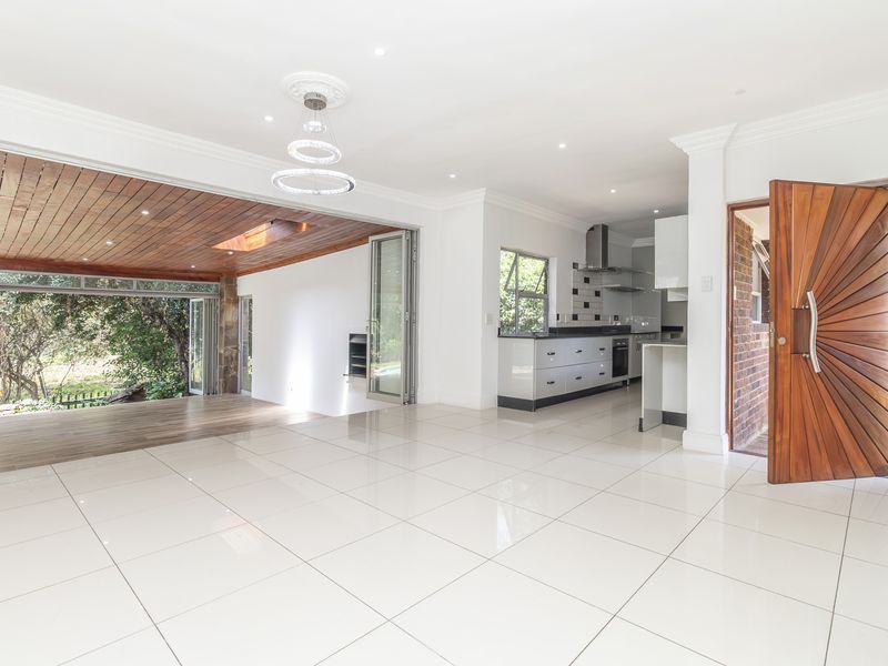 Stylish Renovated Family Home with Entertainer’s Appeal in Prime Paulshof - Photo 2