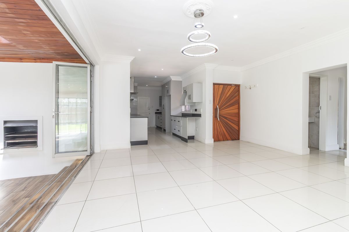 Stylish Renovated Family Home with Entertainer’s Appeal in Prime Paulshof - Photo 3